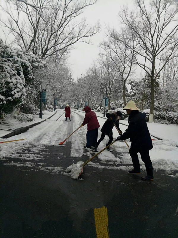 瑞雪紛飛揚(yáng)，華悅物業(yè)掃雪忙